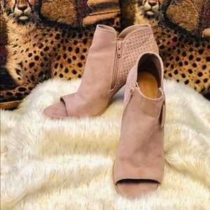 Open toes shoes / good condition , wore a couple of times